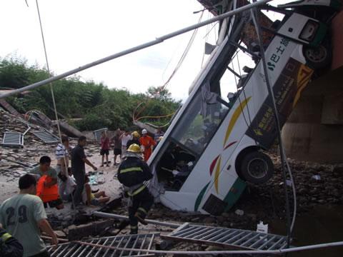 На 15 юли сутринта, железопътният мост в град Ханджоу, провинция Джедзян, се срутил на няколко места, в същото време минаващ по него камион пропаднал в разрушеното пространство. 