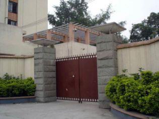 Входът на Правния център за образование в Ченгду Сити, без никаква табела и с обикновено заключена врата.