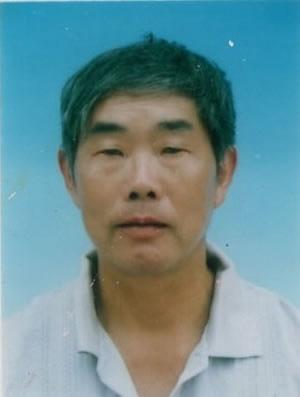 Последователят на Фалун Гонг Ли Кунсян, от обл. Нинхай, провинция Джеджянг, преди 3-дневните изтезания от комунистическите власти, от които умира през м. ноември 2011 г. 