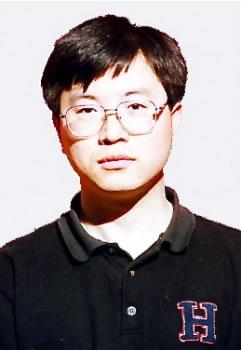 Джоу Шянгянг (Zhou Xiangyang) преди ареста и изтезанията. Джоу е преследван от комунистическите власти от 1999 г. насам. През месец март отново бива отвлечен и изпратен в трудов лагер. (Minghui.org)