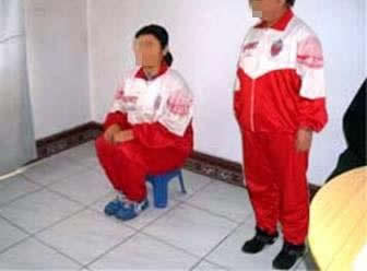 В местата за лишаване от свобода в Китай, последователите на Фалун Гонг често са заставяни да стоят или седят неподвижно в продължение на много часове и да гледат или слушат пропагандата на комунистическата партия срещу Фалун Гонг. На снимката е представена драматизация.