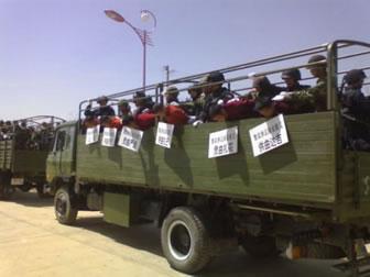 Китайските сили за сигурност транспортират тибетски затворници. (От китайски военен форум)