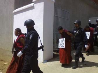 Китайските сили за сигурност отвеждат тибетски монаси. (От китайски военен форум)