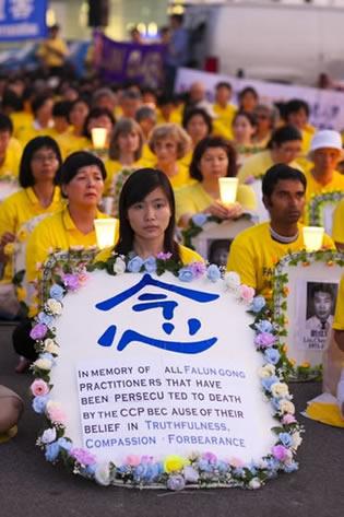 Акция в памет на последователи на Фалун Гонг, загинали в резултата на преследвания от страна на комунистическия режим в Китай. Ню Йорк.