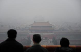 Туристи пред Забранения град, северно от бившия императорски дворец, в мъглив пекински ден, декември 2009 г.