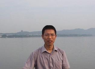 Д-р Уанг Хенггенг (Wang Henggeng), бивш професор по математика в Южнокитайския педагогически университет, който преди време бил затворен в психиатрична клиника за писане на политически коментари. Той заявява, че разпадането на Китайската комунистическа партия е неизбежно. 