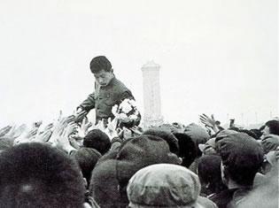 Лиу Ди начело на движението от 5 април 1976 г. на пл. „Тянанмън“. Това е полицейска снимка, използвана като „доказателство“, но за други е заснет героизъм. (Със съдействието на фондация „Уен Джиншенг“)