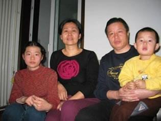 Адвокат Гао Джишенг със семейството си преди ареста му през 2006 г. (Epoch Times)