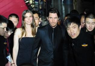 Актьорът Крисчън Бейл пристига на червения килим с жена си Сиби за прожекцията на филма "Цветя на войната" в Пекин на 12 декември 2011 г. Четири дни по-късно Бейл се запътва към Шандонг, за да се опита да посети Чен Гуангченг (Chen Guangcheng), слепият китайски адвокат по човешки права. Насилственото отношение към Бейл от страна на китайската охрана бе последвано от устно порицание от Министерството на външните работи, което не желае чужденците да взимат отношение към нарушенията на човешките права в Китай. (Mark Ralston / Getty Images)