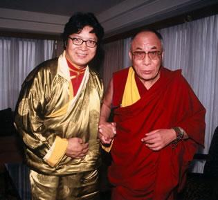 Дълбоко свързан с родния си Тибет, Юан Чу е често канен да пее по специални поводи в подкрепа на Тибет. Снимката му с Далай Лама е взета на 13 септември, 2003, когато е поканен да пее по време на служба на Далай Лама в катедралата във Вашингтон DC. 