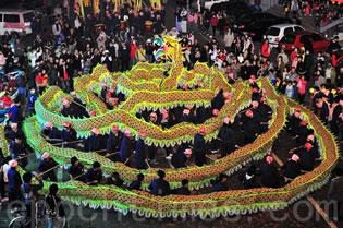 Танцът на Дракона по време на празника на фенерите в Тайван.