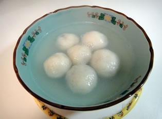Юансяо - варени топки от оризово брашно. 
