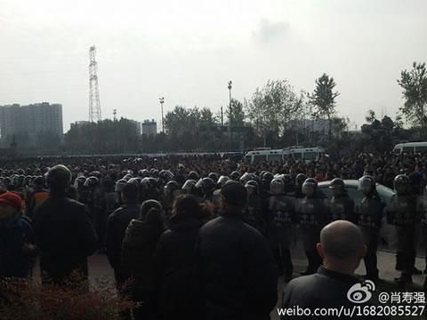 Напрегнати сцени в Сичуан - протестиращи се изправят срещу полицията.
