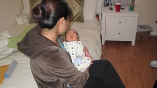 Г-жа Лиу е емигрирала от Китай, за да се избяга от принудителен аборт. Тя роди бебето си в Лос Анджелис на 2 декември 2011 г.