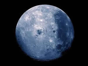 Луната е нашия естествен спътник, който извършва една пълна обиколка по орбитата си за 28 дни.