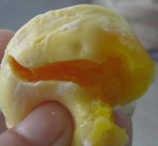 Фалшиви яйца, открити в много китайски градове. Снимка: epochtimes.com