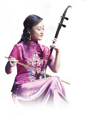 Г-жа Шяочун Чи (Xiaochun Qi) е солист на ерху в един от оркестърите на Шен Юн. (Shen Yun Performing Arts)