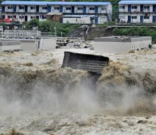 Внезапно кално свлачище блокира р. Мин в ударената преди време от земетресение община Ингшиу (Yingxiu) в о. Уенчуан (Wenchuan), провинция Сичуан.