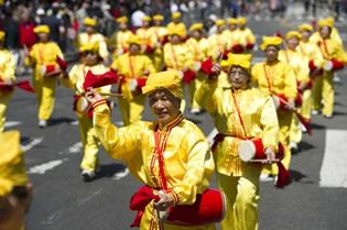 Група барабанчици на парада на Фалун Дафа в Чайнатаун през април 2010 г. Барабанчиците и Фалун Дафа асоциацията бяха изключени от парада по повод китайската Нова Година