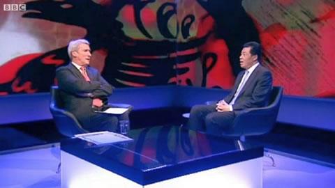 Скрийншот показва Джеръми Паксман от предаването на BBC "Newsnight", който пита китайския посланик в Обединеното кралство Лиу Шяоминг дали е комунист. Очевидно, той не е. 