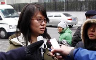Донг Шуан, дъщеря на Ни Юлан, бе задържана на летището в Пекин, когато се опита да отлети за Холандия, за да получи награда от името на майка си.