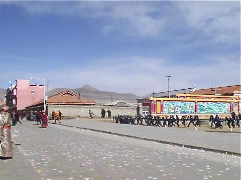 Редки снимки се появиха от Тибет, показвайки насилственият отговор на китайската полиция на протеста в гр. Серта в провинция Сичуан на 24 януари 2012 г.