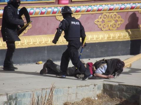 Насилствен отговор на китайската полиция на протеста в гр. Серта в провинция Сичуан на 24 януари 2012 г. Поредицата от снимки включва група китайски полицаи, които влачат двама невъоръжени ранени тибетци към полицейското управление и които бият единия от мъжете с палки. Местонахождението и състоянието на двамата мъже са неизвестни. 