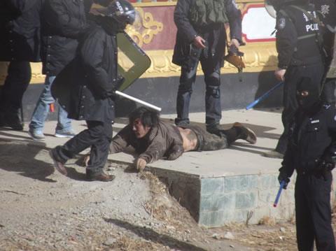 Насилствен отговор на китайската полиция на протеста в гр. Серта в провинция Сичуан на 24 януари 2012 г. Поредицата от снимки включва група китайски полицаи, които влачат двама невъоръжени ранени тибетци към полицейското управление и които бият единия от мъжете с палки. Местонахождението и състоянието на двамата мъже са неизвестни. 
