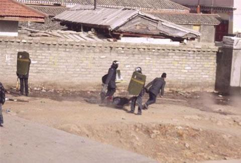 Фоторепортаж: Репресии срещу тибетци