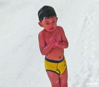 Четиригодишно момче от Нанджинг, Китай, на почивка с родителите си в САЩ, е било накарано от неговия "баща орел" да тича в снега само по бельо. Това е, за да отпразнуват китайската Нова година, а също и за да закалят детето и да го направят здраво и силно.