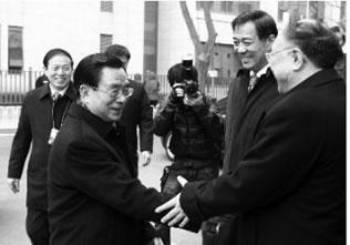 Хе Гуочянг, бивш партиен секретар на Чонгчинг и сегашен секретар на Централната комисия по дисциплинарна инспекция, се срещна с Бо Шилай и кмета на Чонгчинг, Хуанг Чифан. Въпреки усмивките си, Хе и Бо не осъществиха зрителен контакт, като Хе се ръкува с Хуанг, но не и с Бо, главния ръководител на Чонгчинг.