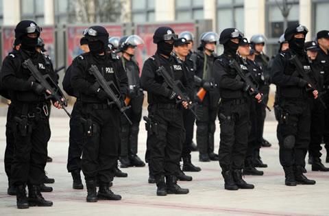 Отряд на китайската специална полиция се събира за демонстрация на умения на 11 март в Хефей, източен Китай, провинция Анхуей. Китай ще похарчи 111,6 милиарда щатски долара за полицейските си сили през 2012 г., каза режимът, тъй като се фокусира върху потушаване нарастващото социално недоволство в навечерието на 10-годишната промяна на лидерството.