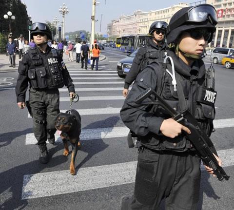 Въоръжен китайски полицейски патрул на главна улица в центъра на Пекин на 24 септември 2009 г. 