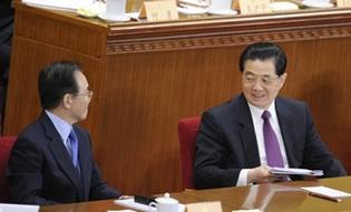 Президентът Ху Джинтао (вдясно) и премиерът Уен Джябао печелят победа над кликата на Джянг