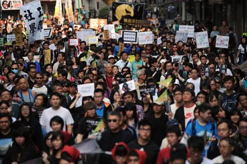 Хиляди продемократични активисти протестираха в Хонконг на 1 април срещу правителствената политика за гласуване и избор на Люнг Чун-инг - широко смятан за член на Китайската комунистическа партия - за нов глава на изпълнителната власт в Ханконг. 