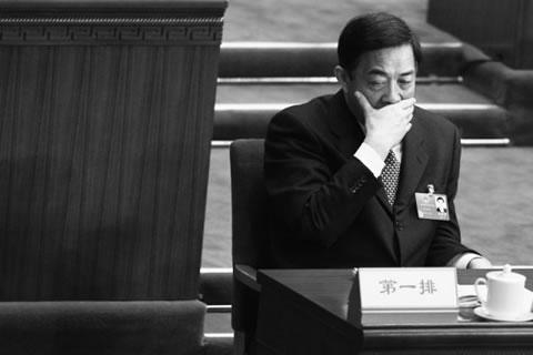Бо Шилай на церемонията по откриването на Националния народен конгрес в Голямата зала на народа на 5 март 2012 в Пекин. Бившият секретар на Партията в Чонгчинг е отстранен от постовете му и е в процес на разследване.