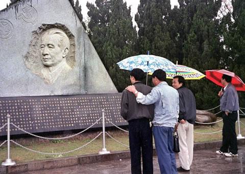 Снимка от 14 април 1999 г. показва хора, събиращи се на надгробния паметник на прореформисткия комунистически партиен лидер Ху Яобанг в Чонгчинг, провинция Джянгси.