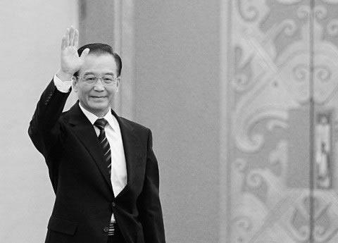 Уен Джябао, премиер на Китай, пристигащ за пресконференция след края на Националния народен конгрес на Китай в Голямата зала на народа на 14 март 2012 г. в Пекин, Китай. Уен настоява за прекратяване на преследването на Фалун Гонг, според вътрешен източник в Пекин.