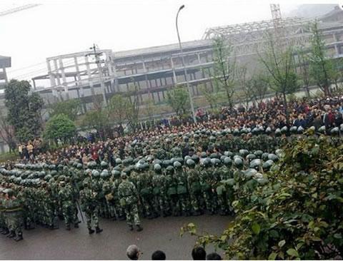 По време на многохилядния протест в Чонгчинг. Април 2012 година. 