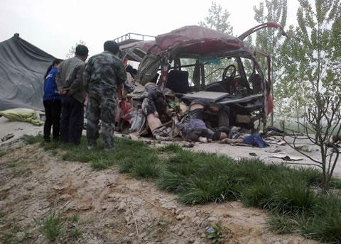 Зверска катастрофа между автобус и камион в източната част на Китай