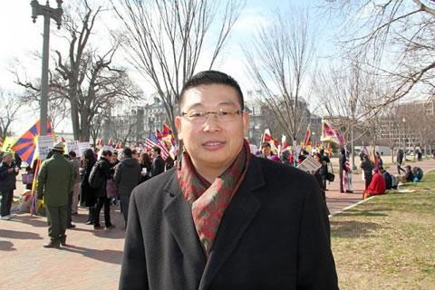 Д-р Янг Джянли на протест, проведен пред Белия дом по случай посещението на зам.-председателя на Китайската комунистическа партия (ККП) Ши Джинпинг на 14 февруари във Вашингтон