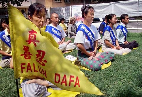 Практикуващи Фалун Гонг медитират на четвъртия ден от гладната си стачка пред китайското посолство на 20 август 2001 г. във Вашингтон.