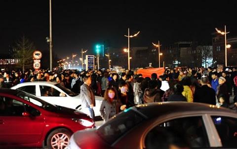 Протестите срещу замърсяването на околната среда, град Тянджин, Китай. Април 2012 година.