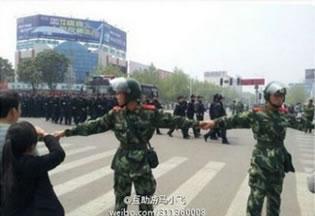 За разпръсване на таксиметровите шофьори властта мобилизира полицейски отряди. Град Кайфенг, провинция Хенан. Април, 2012
