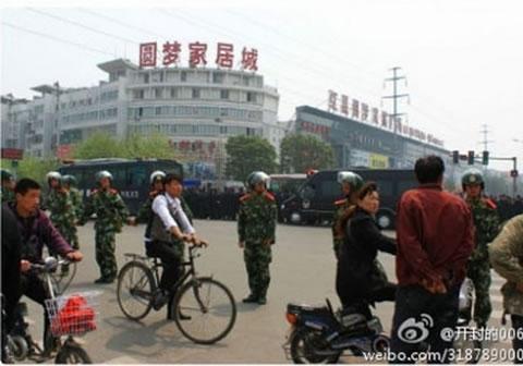 За разпръсване на таксиметровите шофьори властта мобилизира полицейски отряди. Град Кайфенг, провинция Хенан. Април, 2012 г.