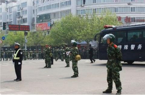 За разпръсване на таксиметровите шофьори властта мобилизира полицейски отряди. Град Кайфенг, провинция Хенан. Април, 2012 г.