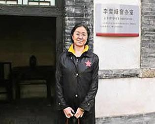 Ли Даню, първата съпруга на Бо, снимана пред офиса на баща й Ли Шуефенг, където тя се оплаква за флиртувете на бившия си съпруг.