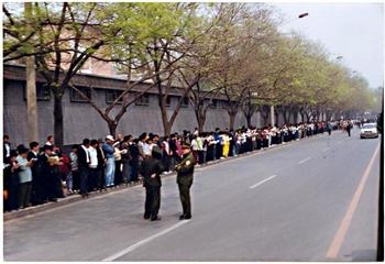 Мирен протест на над 10 000 практикуващи Фалун Гонг в защита на техните права. Пекин. 25 април 1999 г.
