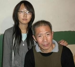Чин Юнминг с дъщеря си. Ноември 2010 година. 