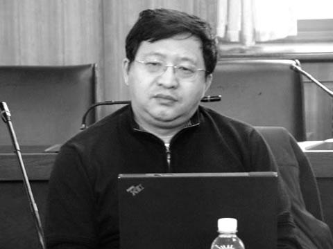 Президентът на департамент Пощи и далекосъобщения в Пекинския университет и директор на Великата защитна стена Фанг Бингшинг (Fang Binxing)